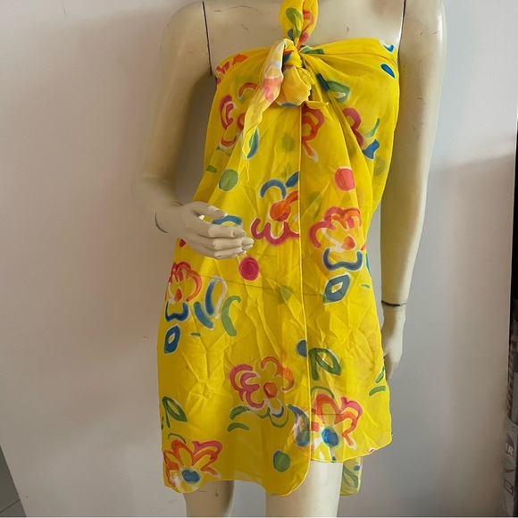 Yellow sarong with flowers - Picture 5 of 9
